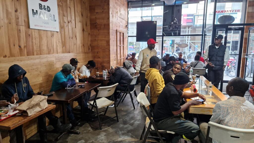 B plagada de haales en Nueva York, la cantina africana donde la gente viene a comer y disfrutar del país