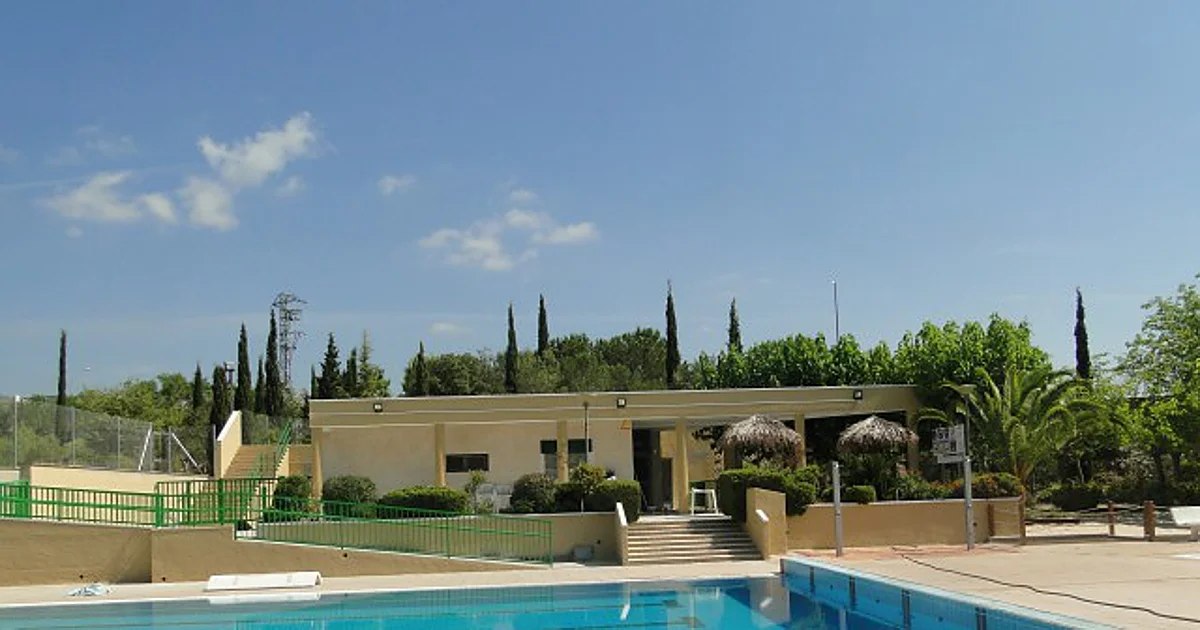 Four people, in serious condition after a chemical reaction in the pool of La Bisbal del Penedés