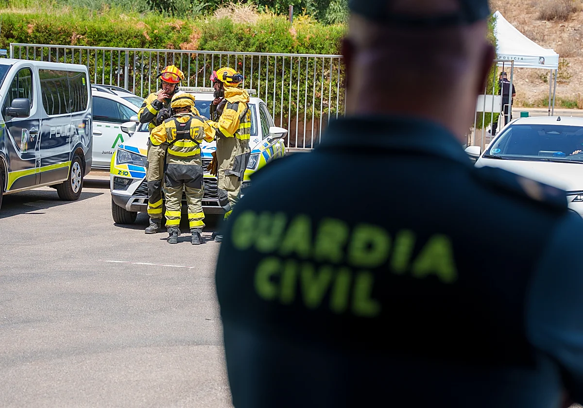 The Civil Guard is deployed through the affected areas in search of potential victims