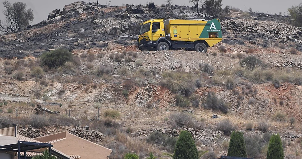 The fire, started at 5: 15, is still active as the Civil Guard investigates the causes of the accident