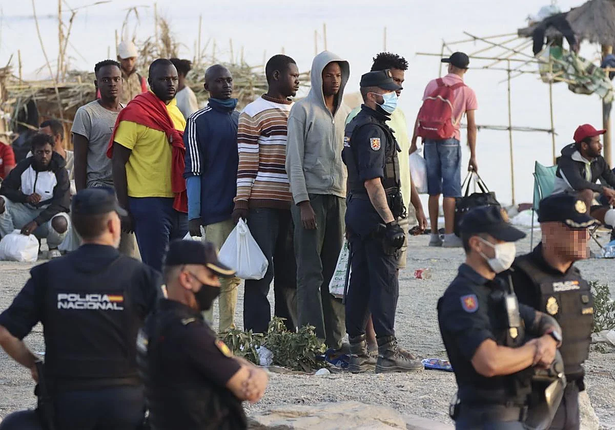 La Policía desaloja a 4.000 inmigrantes de la playa del Trampolín en Ceuta