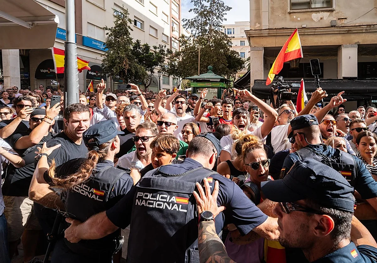 Un edil del PSOE critica que le amenazasen con la expulsión y ahora Moncloa asuma su postura sobre Ceuta