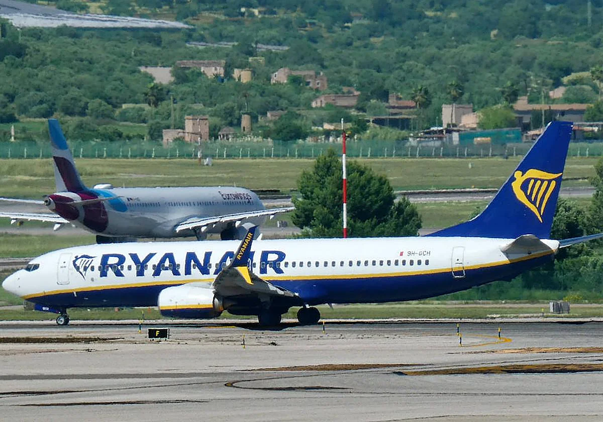 Broken window on Ryanair flight: the passenger saved from a human chain