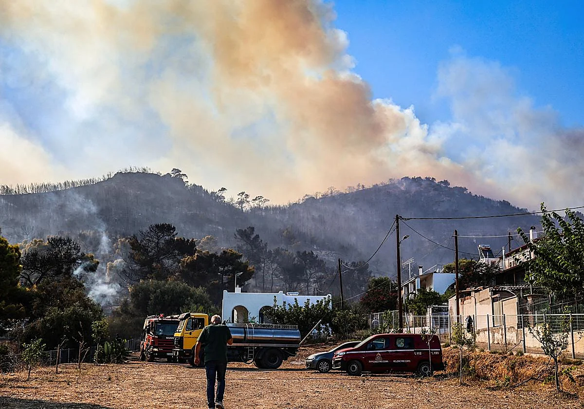 At least two dead and nine injured in a fire declared on the Greek island of Salamina