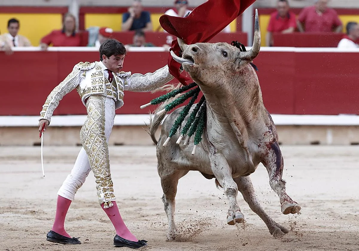 Emotional delivery of Aaron Palacio with an imposing Veleto bull