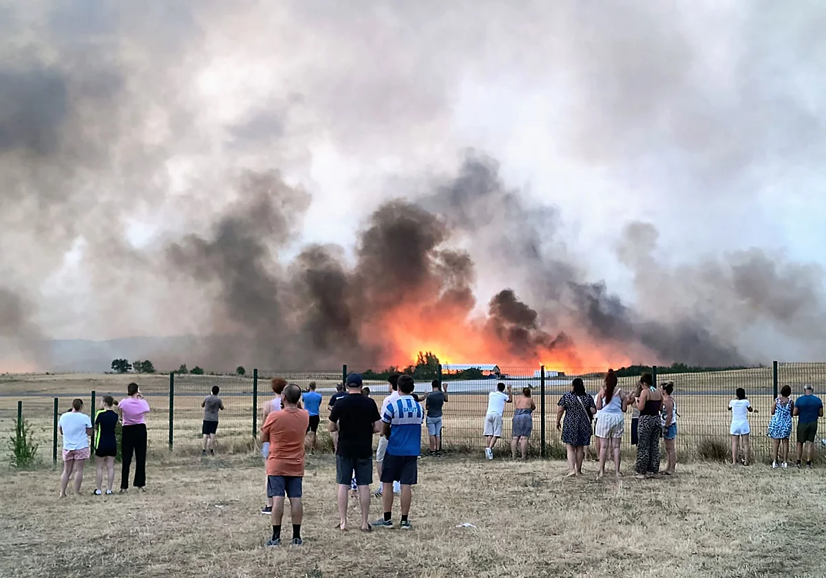 Le feu avance incontrôlablement à travers le sud-ouest de la France et s'approche de Bordeaux