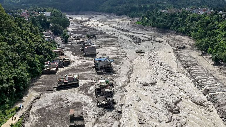 Un moment de panique quand la rivière déborde au Népal. Regarde