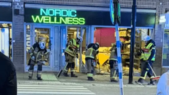 Bil har kraschat en i gimnasio i Sundsvall