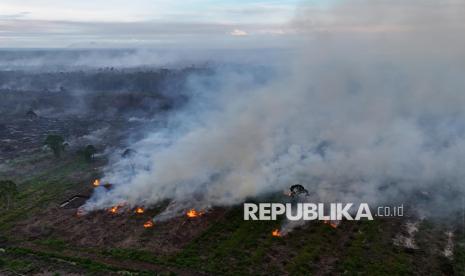 À l'entrée de la saison sèche, des dizaines d'hectares de terres brûlent dans 16 régions du Java central.