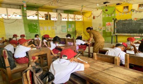 Reading Is Not Just Spelling: Challenges for Early Grade Teachers in the Digital Era