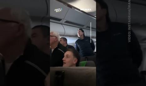 Viral Video of Watching Together on a Plane Using a Laptop
