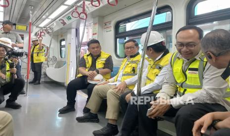 زار برامونو أنونغ ويباوو مبنى الأمانة العامة لمجلس الوزراء يوم الاثنين للحديث عن مشروع LRT جاكرتا