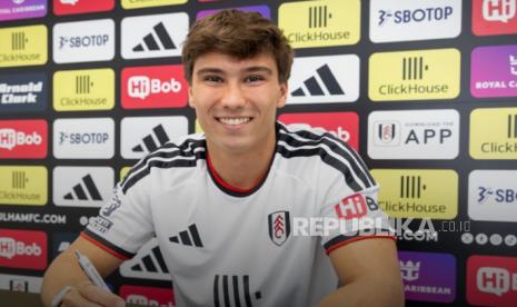 El joven delantero se une al club inglés como parte de su actividad en la ventana de traspasos del verano de 2026