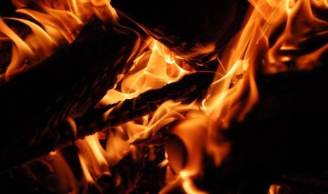 12 Casas de Servicio del Dormitorio de la Policía de Solo Incendiadas, Esta es la Presunta Causa