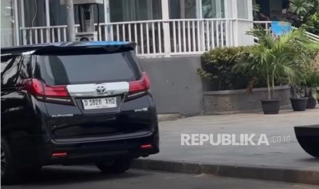 La police convoquera à nouveau le gardien de sécurité et le conducteur de l'Alphard qui a brûlé un feu rouge après des soupçons d'intimidation