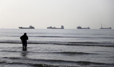 Iran Closes Strait of Hormuz, IRGC Stops Ships Ignoring Navigation Instructions