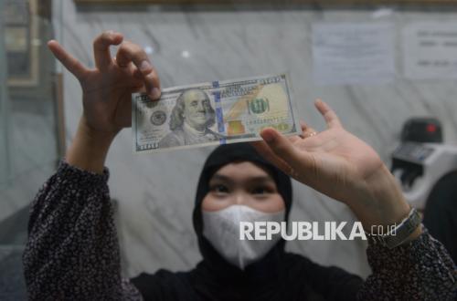 واصلت الروبية الإندونيسية انخفاضها فوق 18,000 روبية لكل دولار أمريكي، وأغلقت أضعف في يوم إعلان الاستقالة