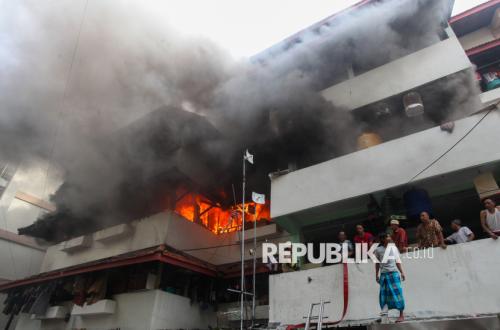 L'hôtel Pullman de Jakarta Ouest en feu, les secours poursuivent le refroidissement