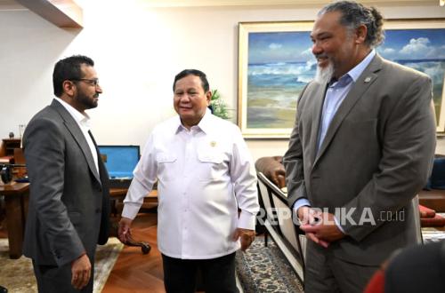 El presidente, acompañado por el jefe de la BIN, recibe la visita del director del FBI