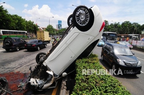 Kuningan Regent Provides Compensation and Scholarship for Lovanya, Child Victim of Grongrong Accident