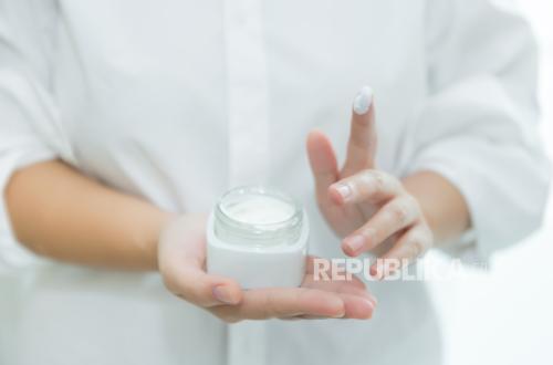 Doctor Warns of Danger of 'Pharmacy Skincare' Trending on Social Media