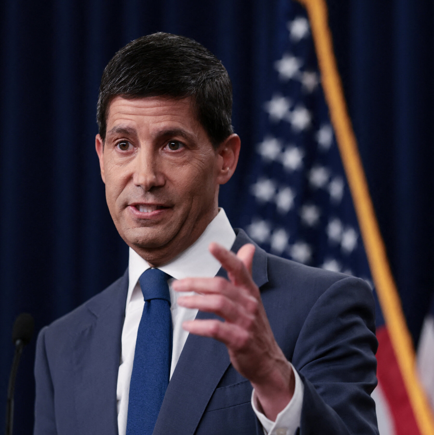 Fed Holds Rates Steady pero Three Officials Back Increase