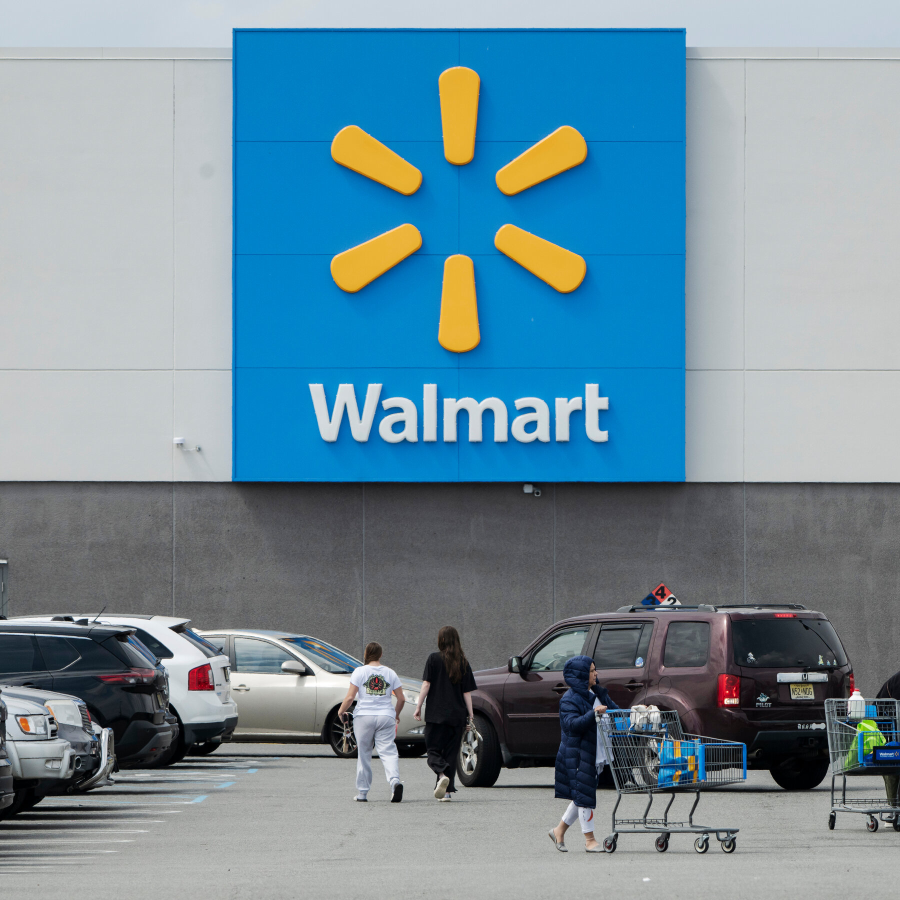 Walmart Posts Crecimiento de ventas más bajo en años como Americans Tighten Wallets