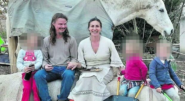 Family in the woods, Pillon, 'eversi elements for return home children'