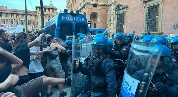 Fakir died in Bologna, tension between police and protesters. "Assassini". Paper bomb launch. And the sister fades during the garrison