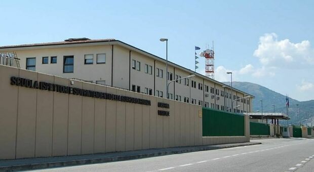 Une fille se précipite du troisième étage de l'école Guardia di Finanza à L'Aquila : c'est très sérieux