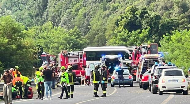 حامل في ريتي - تيريني، خمسة قتلى و 27 أصيب 3 إصابات حادة في الاشتباك بين المدربين والمخيمين والسيارات