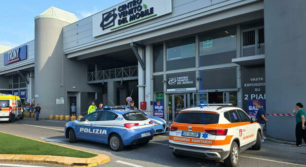 Woman stabbed outside the shopping center in Bresciano, is severe