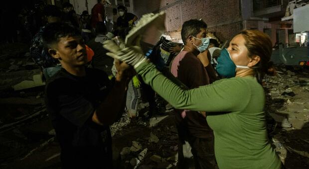 ? Earthquake in Colombia, Mother and Newborn saved in the rubble of a collapsed building