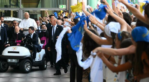 Pope Leo in Rimini, the applause of 60 thousand people. «To expose the relations of power that generate wars and poverty»