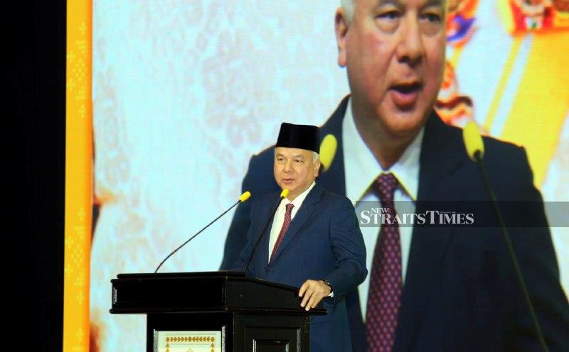 أمة تفشل إذا كانت المؤسسات ضعيفة، أو القادة غير مسؤولين، أو السياسة تستهلكها المصلحة الذاتية، يقول سلطان بيراق