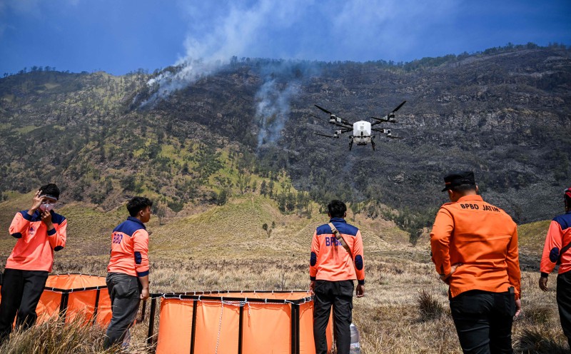 Le parc national de Java oriental a suspendu toutes les activités touristiques le 8 août, l'incendie brûlant depuis le 3 août