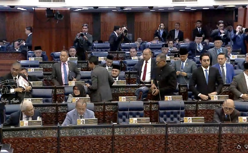 Los parlamentarios de oposición salen de Dewan Rakyat sobre el debate de Tabung Haji RCI