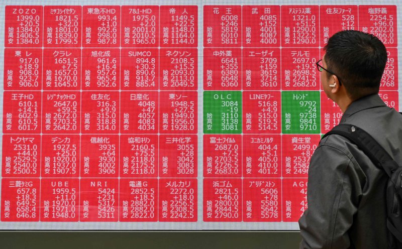 Asia stocks edge higher, oil up amid Gulf confusion