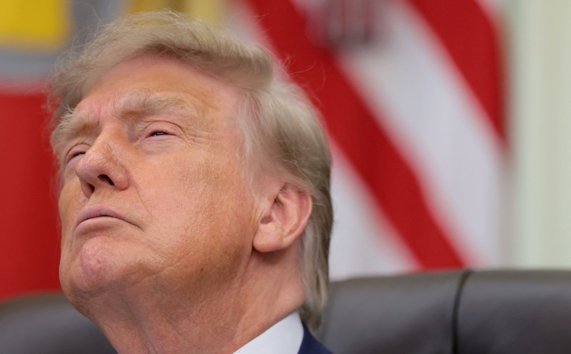 El presidente estadounidense dice que buscará compensación de conflictos en las conversaciones de paz, citando la década de los ataques de grupos apoyados por Irán