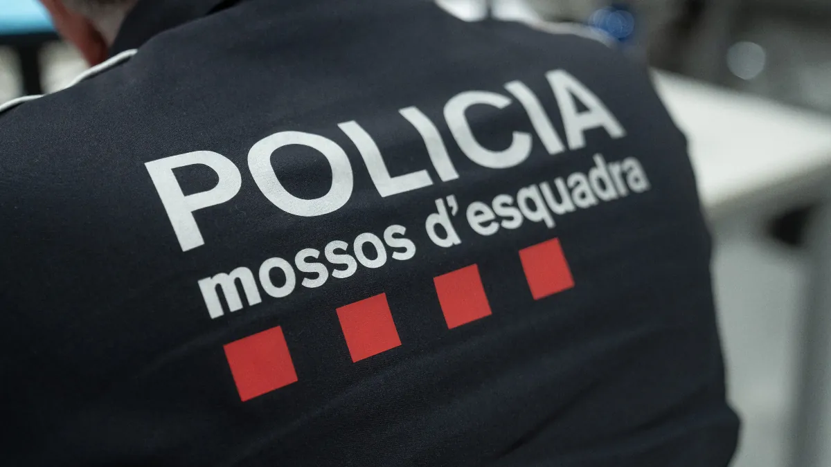 Un hombre mata a su mujer delante de sus hijos y huye tras quemar el coche en Barcelona