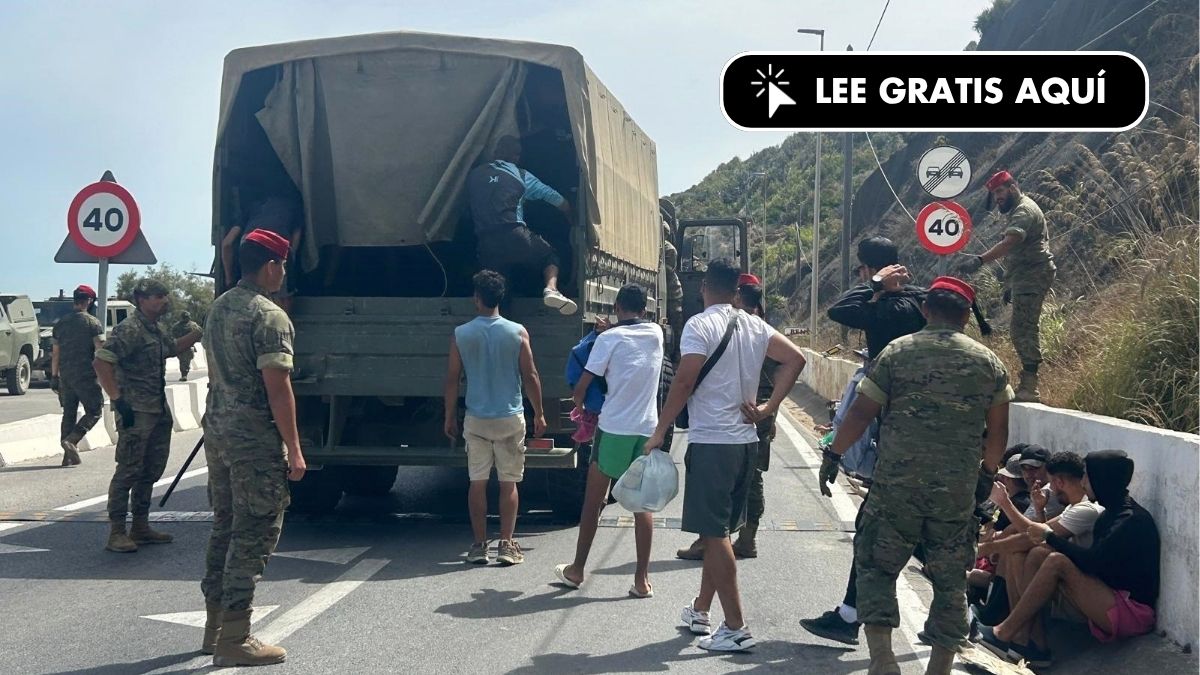El Ejército transporta a inmigrantes desde las barriadas de Ceuta a la frontera
