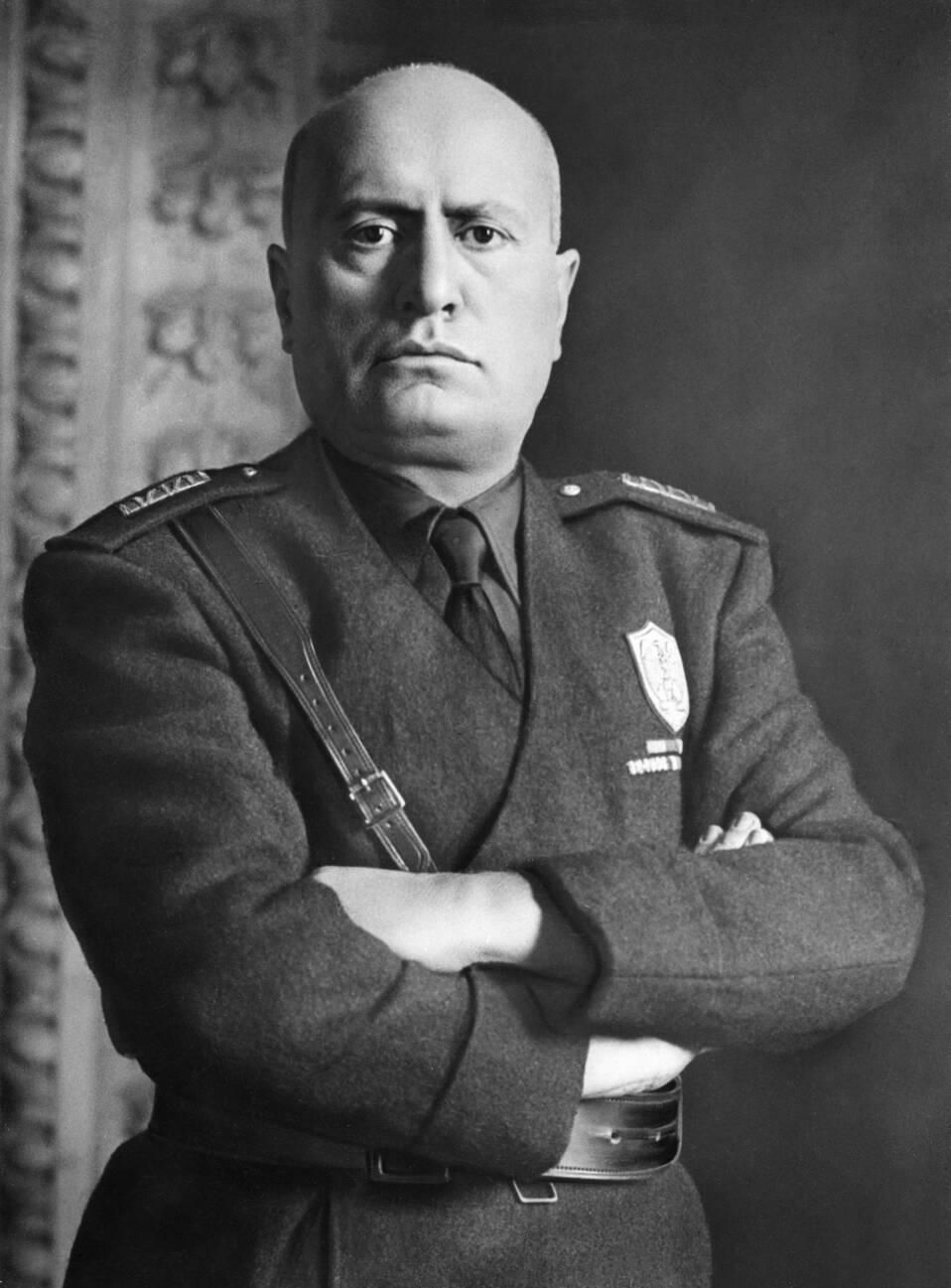 No hay saludos romanos o cortéses, un evento realizado en Predappio para Mussolini