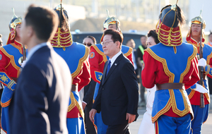 Lee arrives in Ulaanbaatar for summit with Mongolian president
