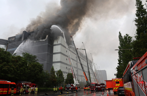 Malgré la pluie, l'incendie de l'entrepôt de Coupang brûle pour un troisième jour