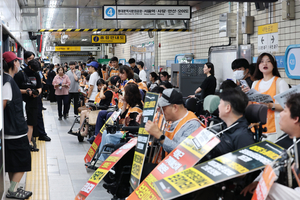 Des militants ont organisé une manifestation à la station Hyehwa, provoquant le passage des trains sans arrêt pendant environ une heure lundi matin