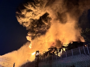 Bomberos combaten fuego en el almacén de materiales peligrosos