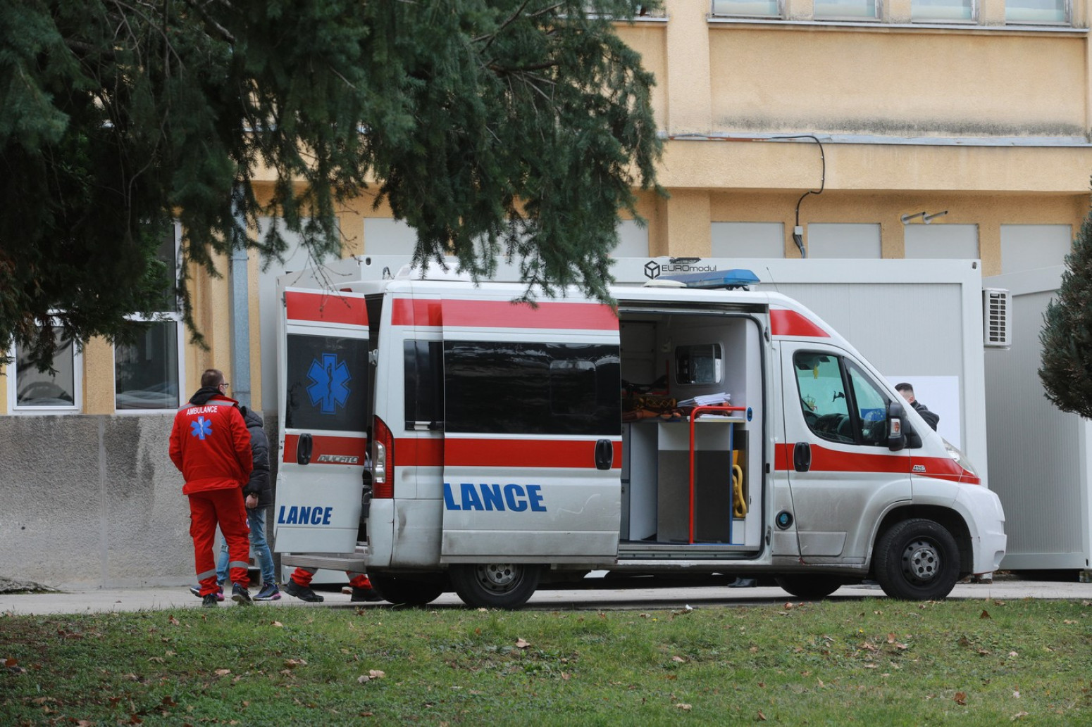 Ekipe Hitne : un piéton a été renversé à Jajinci, transporté avec des blessures graves au centre d'urgence.