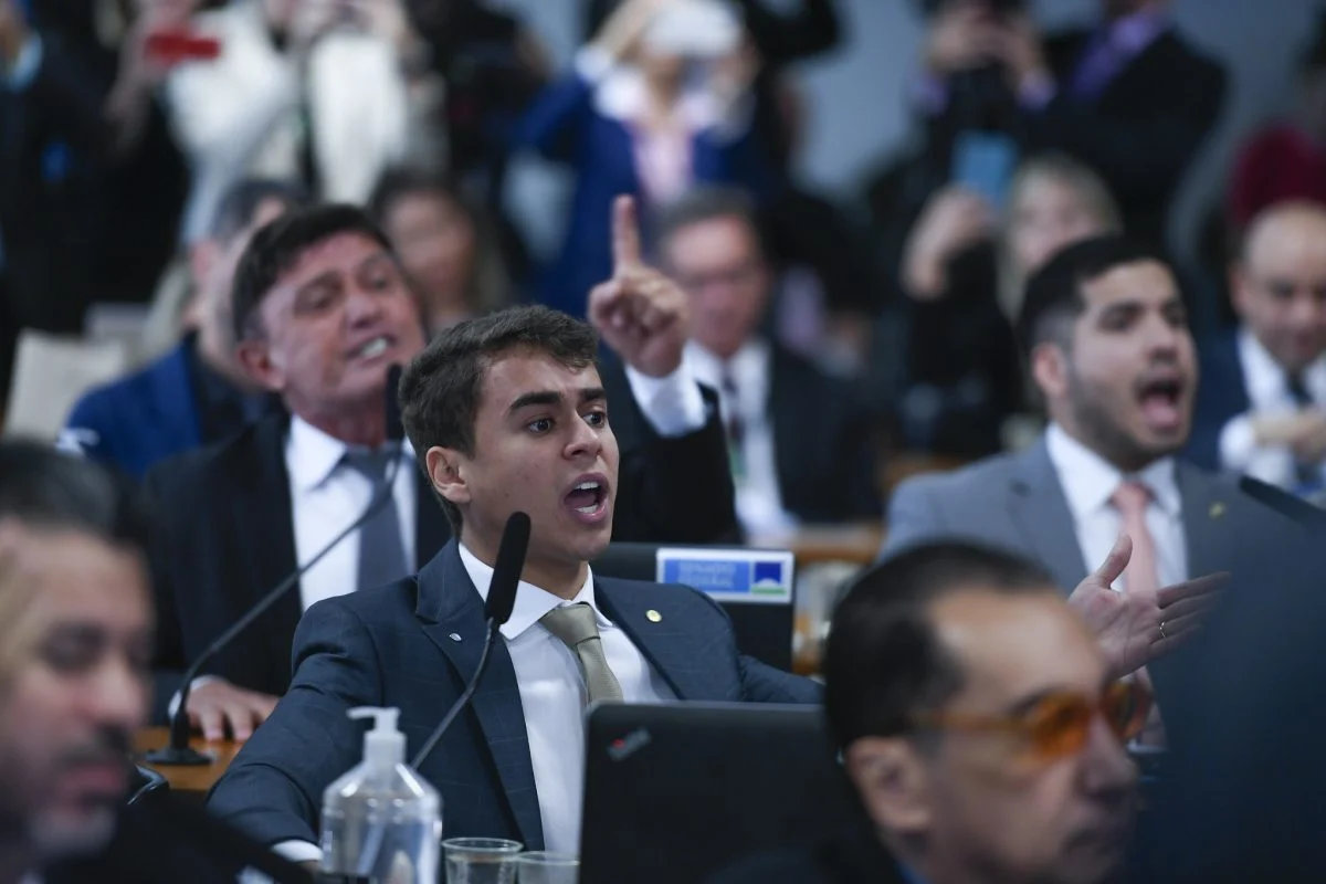 Michelle becomes “woman bomb” in the campaign of Flávio Bolsonaro