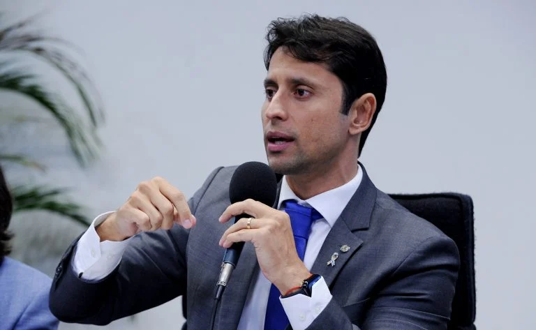 How is the dispute between cousins for the government of Maranhão, according to research