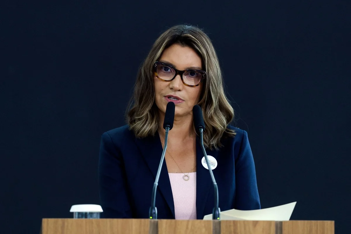 First lady expresses solidarity with Damares Alves and Michelle Bolsonaro, targets of attacks